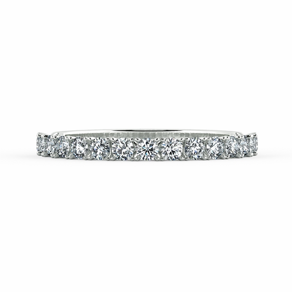 Nhẫn trang sức được đính kim cương tấm đẹp rạng ngời